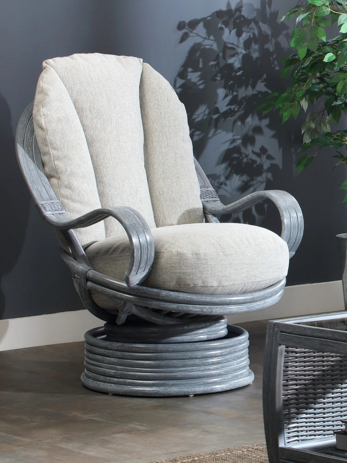 De Nirut Grey Laminated Rattan Swivel Rocker